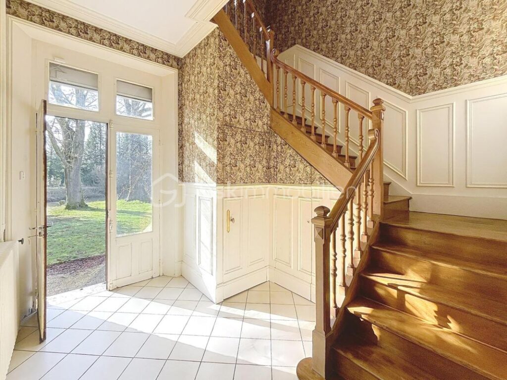 MAISON DE CARACTERE AVEC DEPENDANCE ET PARC ARBORE – 10 pièces – 6 chambres – 335 m²