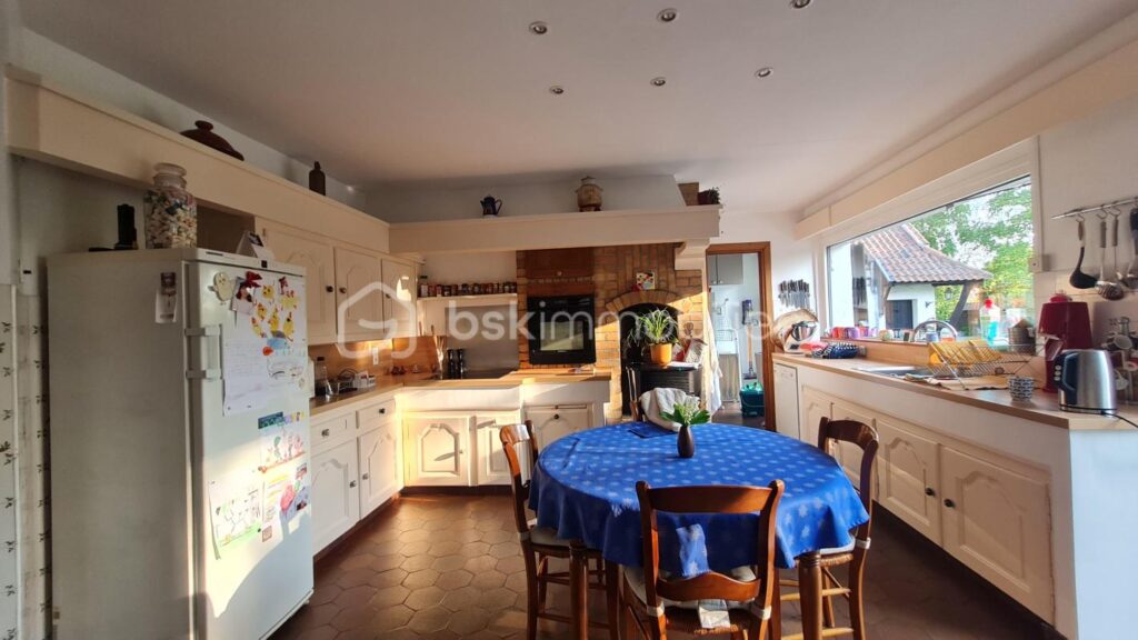 Rare sur Fretin Nouveauté ! Maison individuelle semi-plain pied de 290 m² – 6 chambres + double garage + jardin + 2 appartements – 12 pièces – 6 chambres – 290 m²