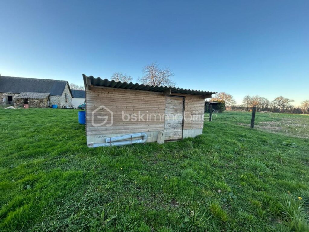 Loge à rénover en campagne à 12 min de Mayenne et 20 min de Ernee – 2 pièces – 1 chambre – 88 m²