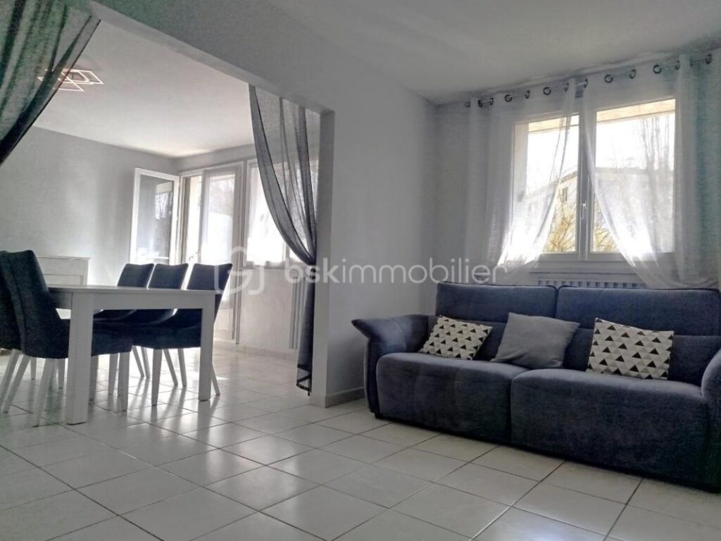 BEL APPARTEMENT IDEALEMENT SITUE – 5 pièces – 3 chambres – 92 m²