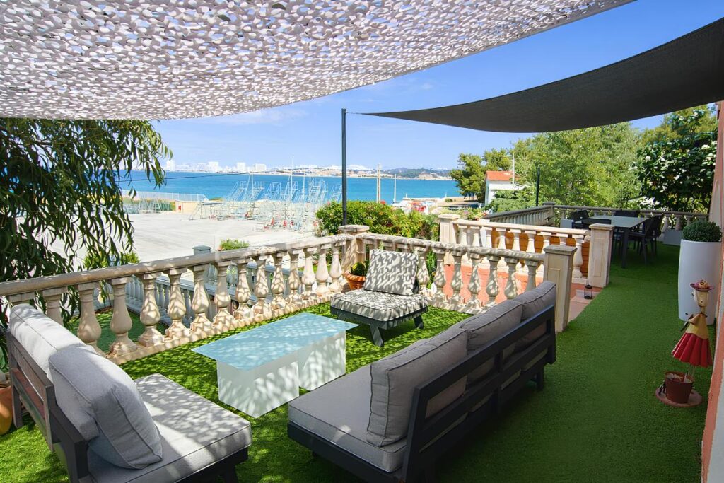 VILLA DE PLAIN-PIED VUE MER – 167 m² – TERRASSES – PISCINE – ROOF-TOP – À 50 MÈTRES DE LA MER – PROCHE PLAGES DES SABLETTES – 3 CHAMBRES + DÉPENDANCE – 599 000 € – 6 pièces – 4 chambres – 167 m²