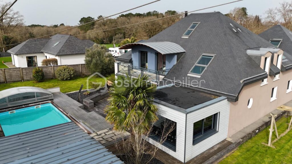 Maison contemporaine de 200 m² avec piscine et appartement indépendant – 10 pièces – 6 chambres – 270 m²