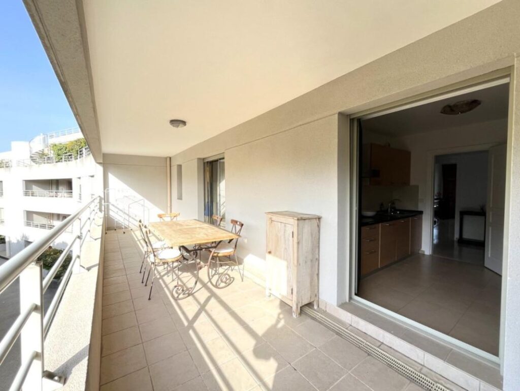 NICE OUEST – AV. DE LA LANTERNE / FABRON 4P – 120 m² – Terrasses 48 m² – Vue mer – Clim – Piscine – Garages – 4 pièces – 3 chambres – 120 m²