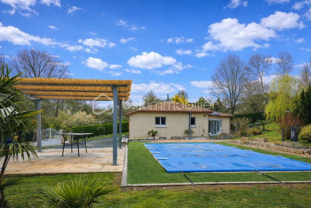 Havre de paix avec vue dégagée sur la campagne – Piscine – Terrain arboré – À 3 min des commerces et 5 min de la gare – 6 pièces – 4 chambres – 152 m²