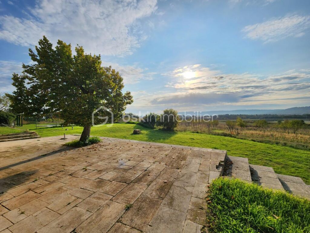 Bâtisse en pierres du 16ème siècle avec vue imprenable sur la Sainte-Victoire, proche de Lourmarin – 13 pièces – 6 chambres – 400 m²