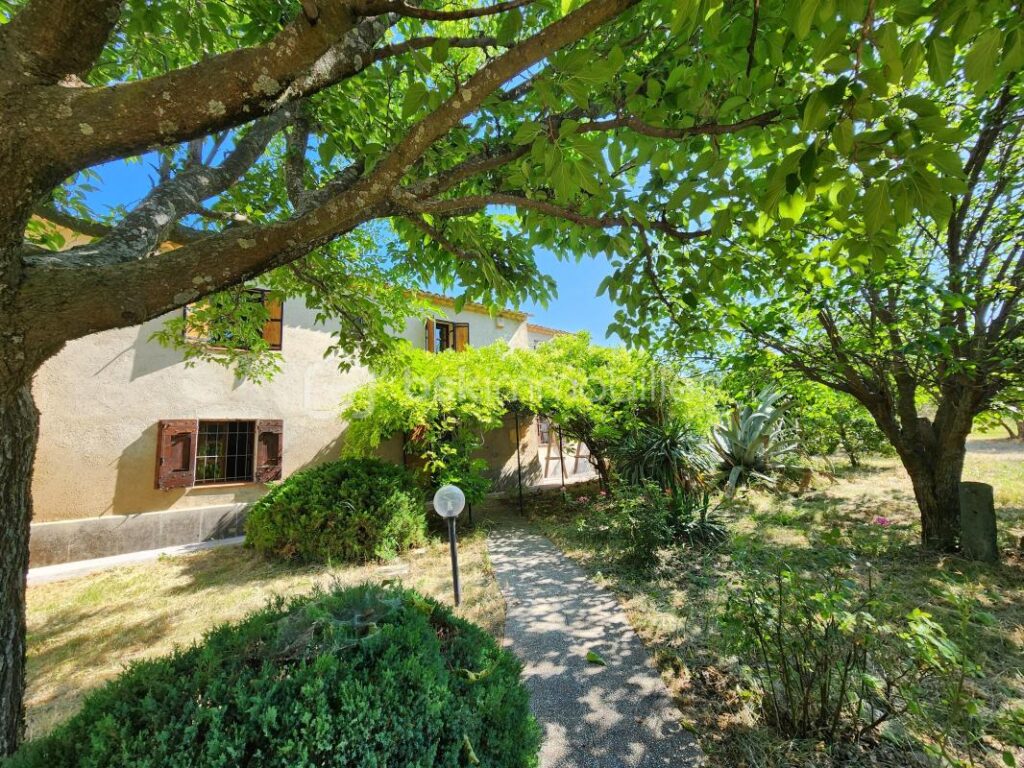 Mas Authentique au Cœur du Luberon sur plus de 2,7 hectares – 5 pièces – 3 chambres – 180 m²