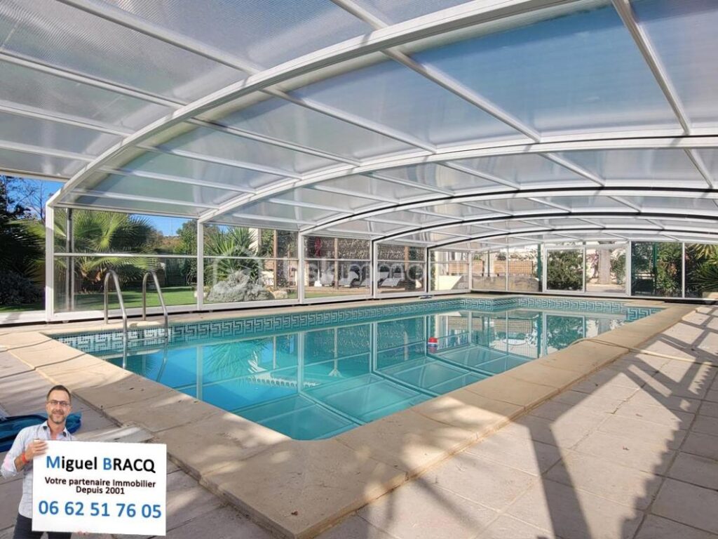 Exclusivité – Dans le village prisé de Poilhes, belle Languedocienne de plain pied sur 1000 m² de terrain avec piscine – 4 pièces – 3 chambres – 135 m²