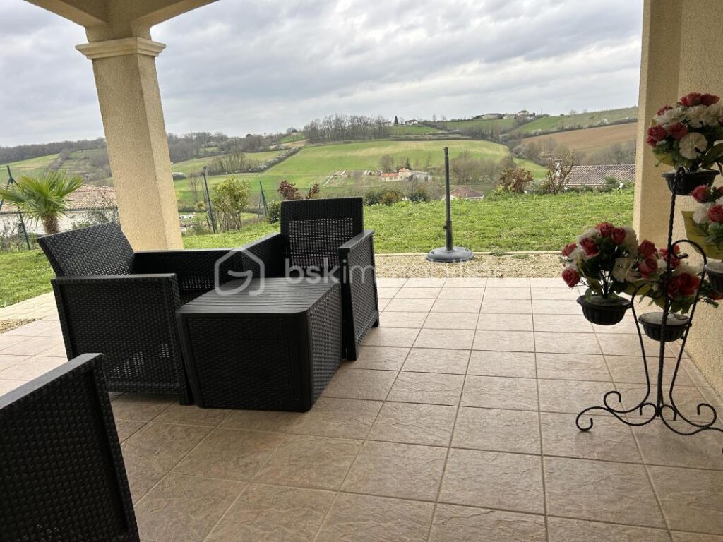 BELLE MAISON SUR SOUS SOL SEMI ENTERRE – BONNES PRESTATIONS – 4/5 CHAMBRES- – 6 pièces – 4 chambres – 134 m²