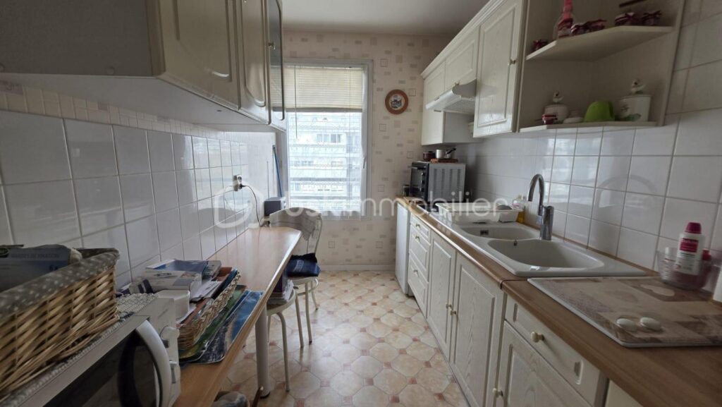 Appartement lumineux au cœur de la ville avec parking privé – 3 pièces – 2 chambres – 64 m²