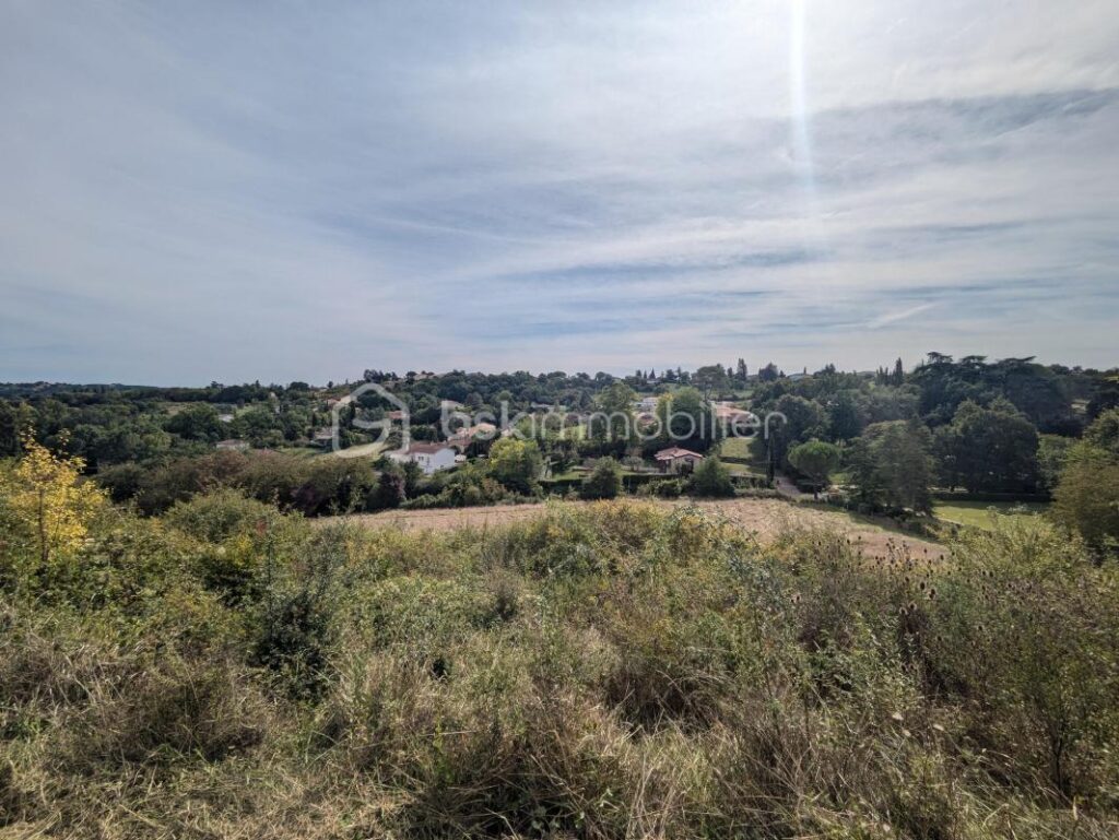 Terrain avec vue dominante sur Auch – 3 920 m² dont 609 m² constructibles – NR pièces – NR chambres – 3920 m²