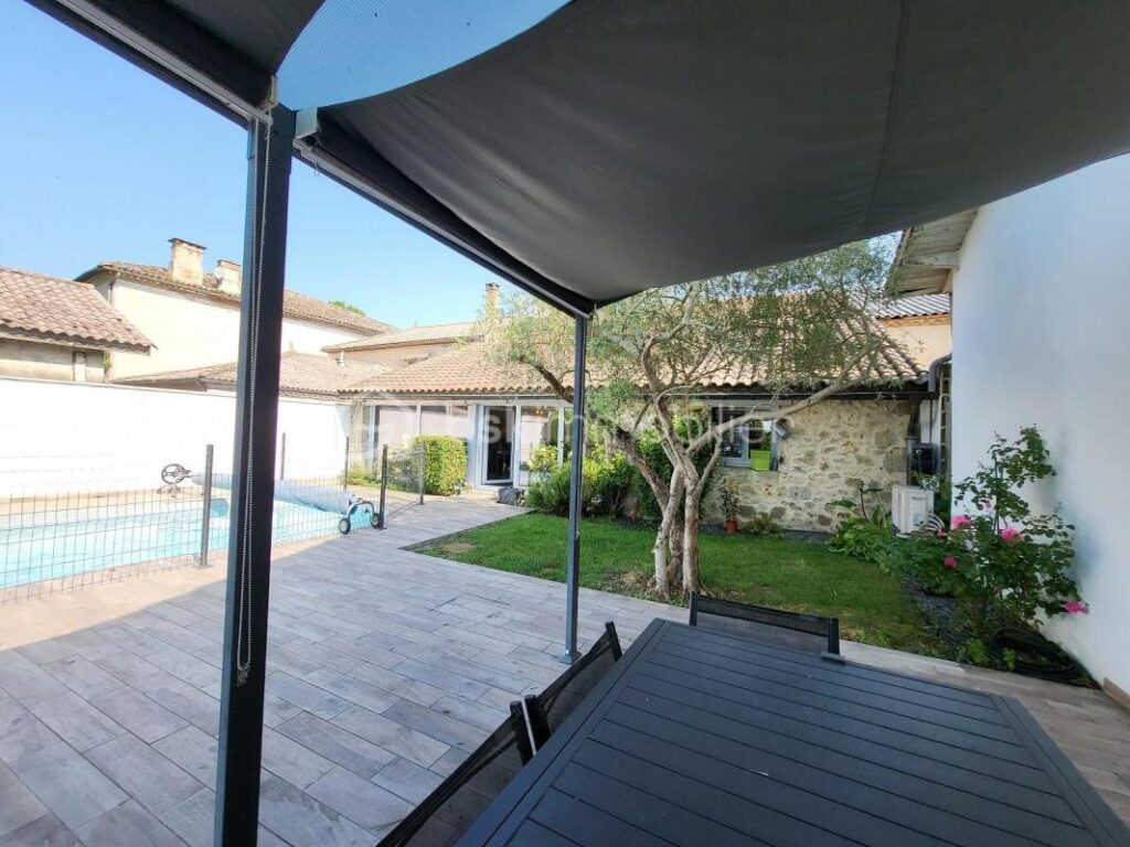 MAISON EN PIERRE- 4 CHAMBRES-JARDIN-PISCINE-GARAGE – 7 pièces – 4 chambres – 192 m²