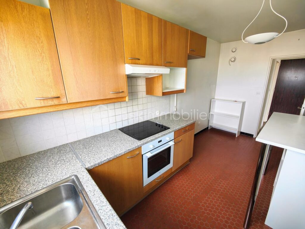 Appartement 98m2 – double balcon cave 2 pl parking – 5 pièces – 3 chambres – 96 m²