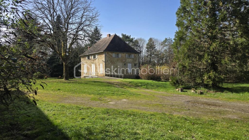 Ensemble immobilier, maison de 178 m², maisonnette, granges, petits toits, terres et étang – 5 pièces – 4 chambres – 178 m²