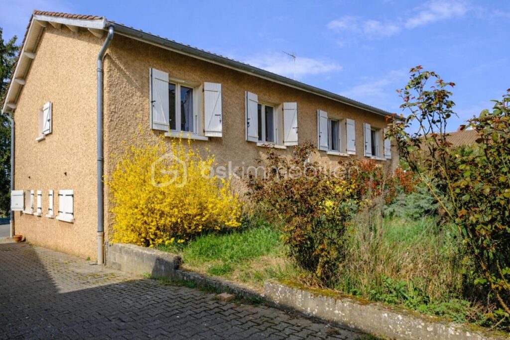 Maison avec piscine sur 2000 m² de terrain – Quincieux – 8 pièces – 7 chambres – 193 m²