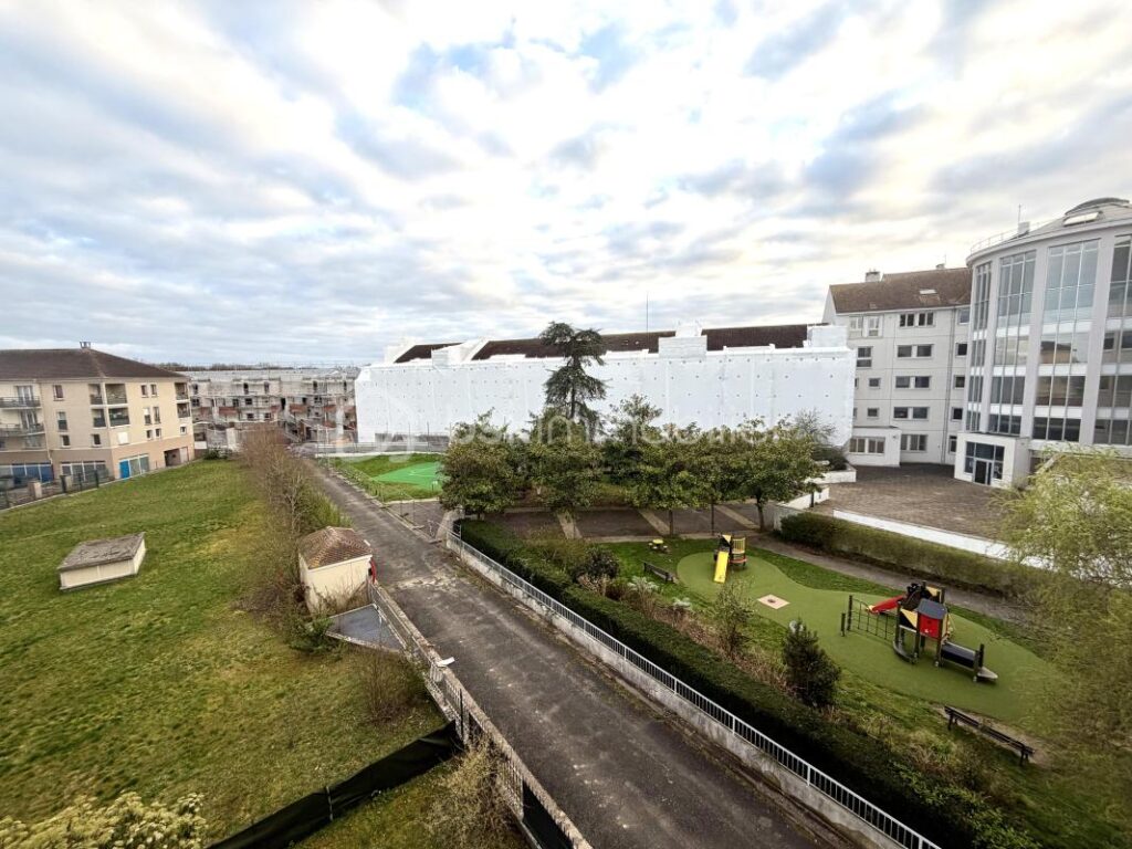 EN EXCLUSIVITÉ – DUPLEX AVEC GRANDE TERRASSE ET DOUBLE GARAGE – 4 pièces – 3 chambres – 77 m²