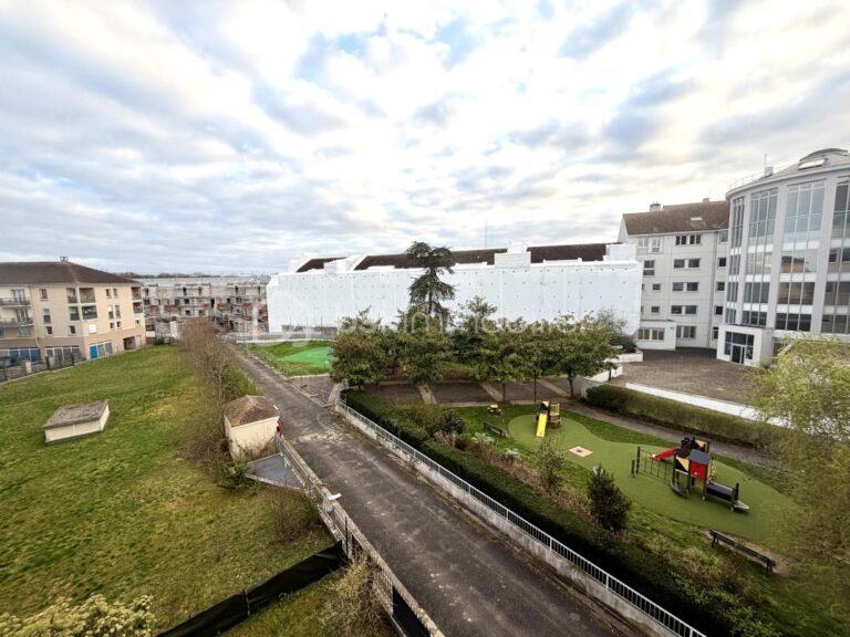 EN EXCLUSIVITÉ – DUPLEX AVEC GRANDE TERRASSE ET DOUBLE GARAGE – 4 pièces – 3 chambres – 77 m²