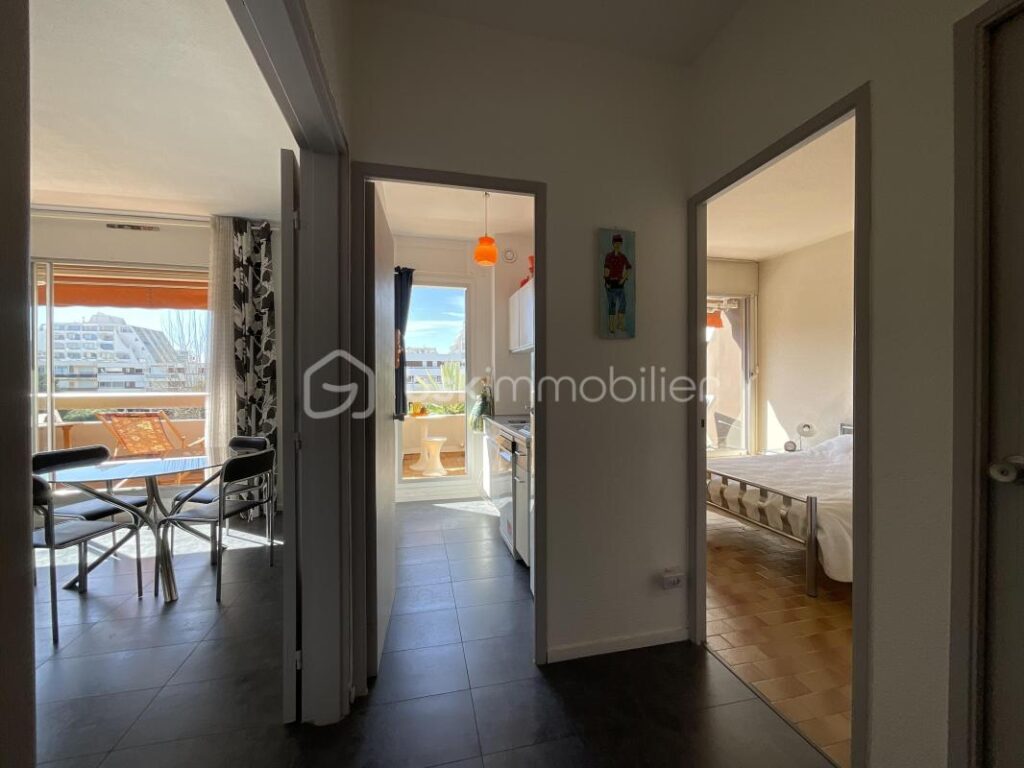 Hyper centre de La Grande-Motte – Appartement lumineux avec balcon et grand garage – 2 pièces – 1 chambre – 45 m²
