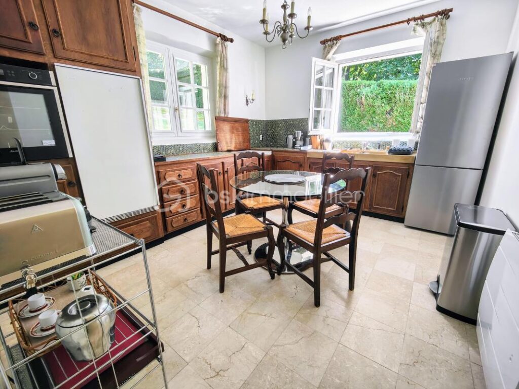 Maison d’exception dans un parc boisé privé avec tennis – 7 pièces – 4 chambres – 171 m²