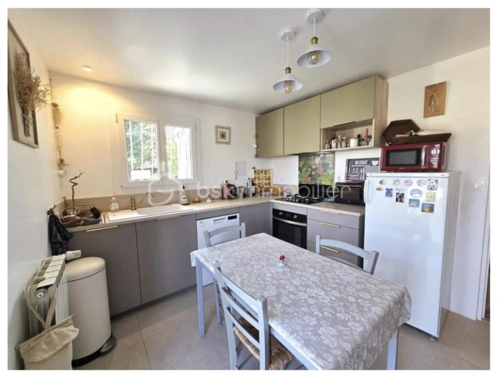 Maison de charme de 118 m2, avec vue imprenable, terrasse de 100 m² et jardin paysager en restanque – 5 pièces – 4 chambres – 118 m²