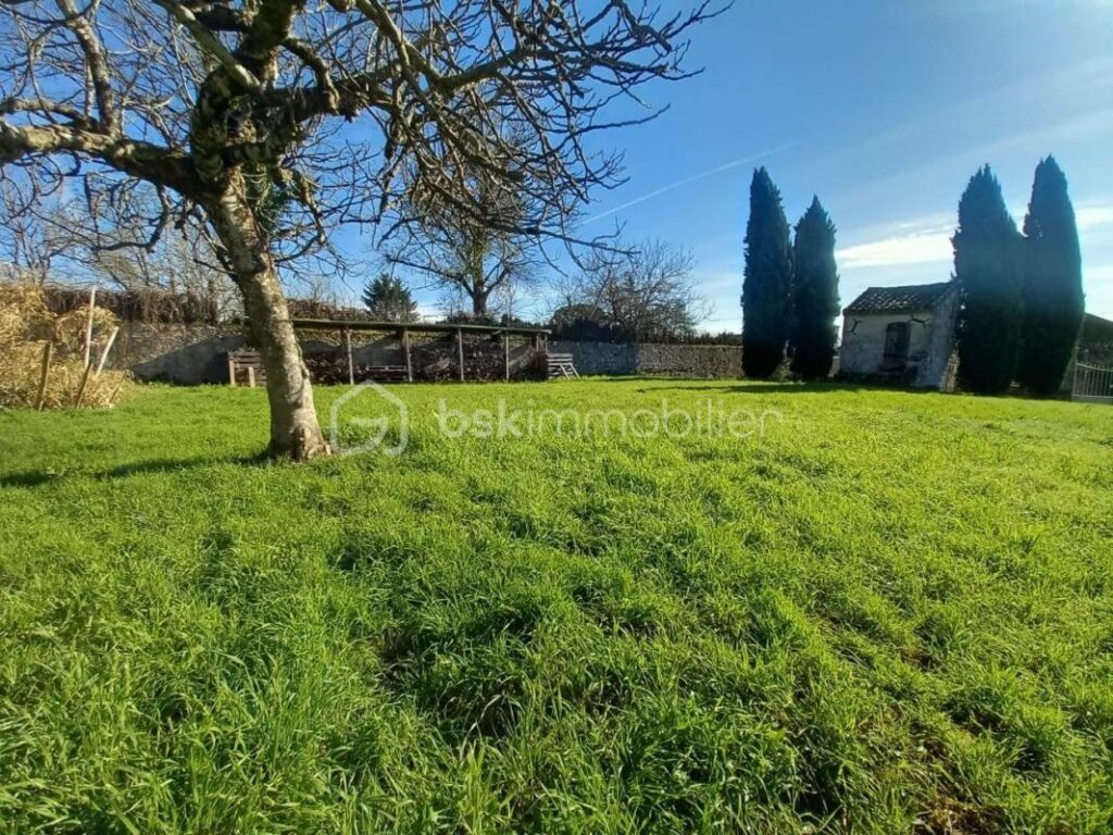 PROPRIETE DE VILLAGE EN PIERRE-3 CHAMBRES-MEZZANINE-JARDIN-CLOITRE – 5 pièces – 3 chambres – 181 m²