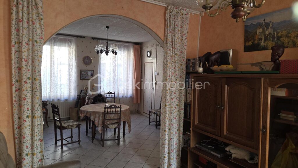 Maison en pierre 6 pièces – 89 m² – Vue Meuse – 3 chambres + grenier aménageable – 6 pièces – 3 chambres – 90 m²