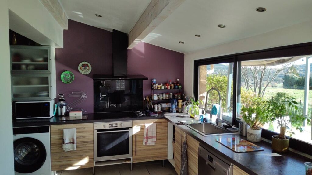 Très jolie maison mitoyenne, de plain pied, 2 chambres, de 100 m2 à 04230 St Etienne les Orgues – 4 pièces – 2 chambres – 100 m²