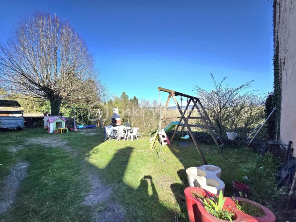 Maison avec dépendances + appartement indépendant – Vue dégagée sur la Chaîne des Puys – Impasse – Limons (63290) – 5 pièces – 3 chambres – 100 m²