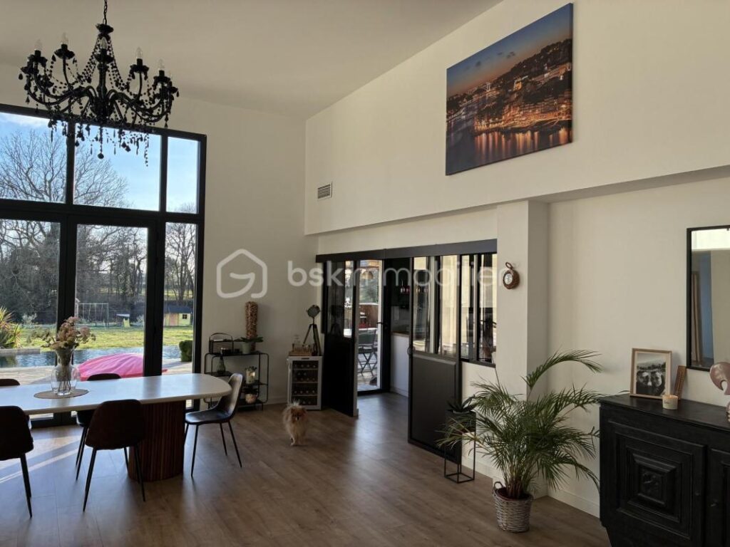 Contemporaine de 190m2 4 Chs Habitation et espace libéral attenant 470000€ St Seurin sur L’ Isle – 8 pièces – 4 chambres – 190 m²
