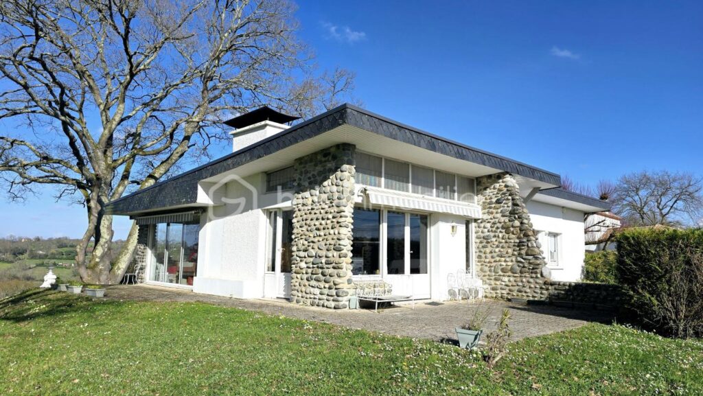 Maison de plain-pied 150 m² – Vue exceptionnelle sur les Pyrénées –Terrain divisible de 8 290 m² – 5 pièces – 4 chambres – 153 m²