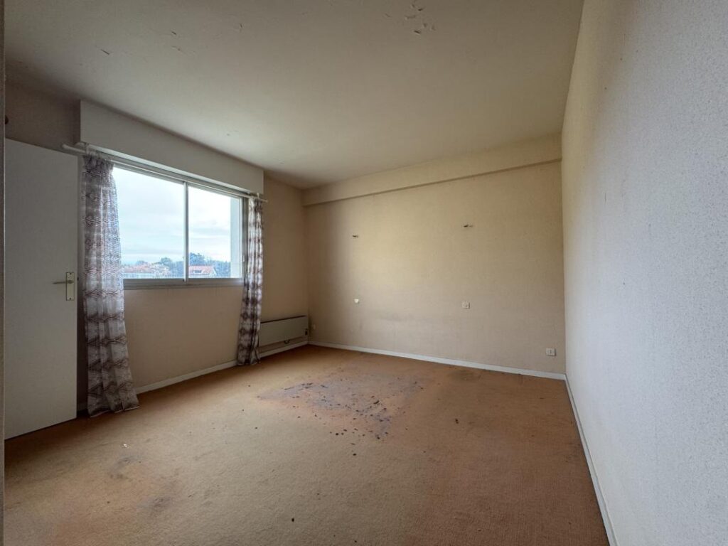 Studio 23,75m2 à rénover – immeuble face mer – en 1ère ligne – 1 pièce – NR chambres – 23 m²