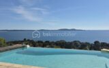CARQUEIRANNE: VILLA D’ARCHITECTE DE 190 M2 AVEC VUE MER IMPRENABLE ET PISCINE A DEBORDEMENT – 8 pièces – 5 chambres – 189 m²