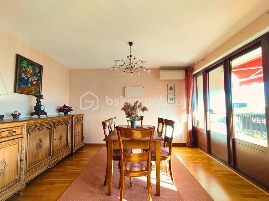 DERNIER ETAGE ASCENSEUR – ECHIROLLES DOMAINE JEAN JAURES APPARTEMENT, STATIONNEMENT ET CAVE POSSIBILITE DE GARAGE – 5 pièces – 3 chambres – 103 m²