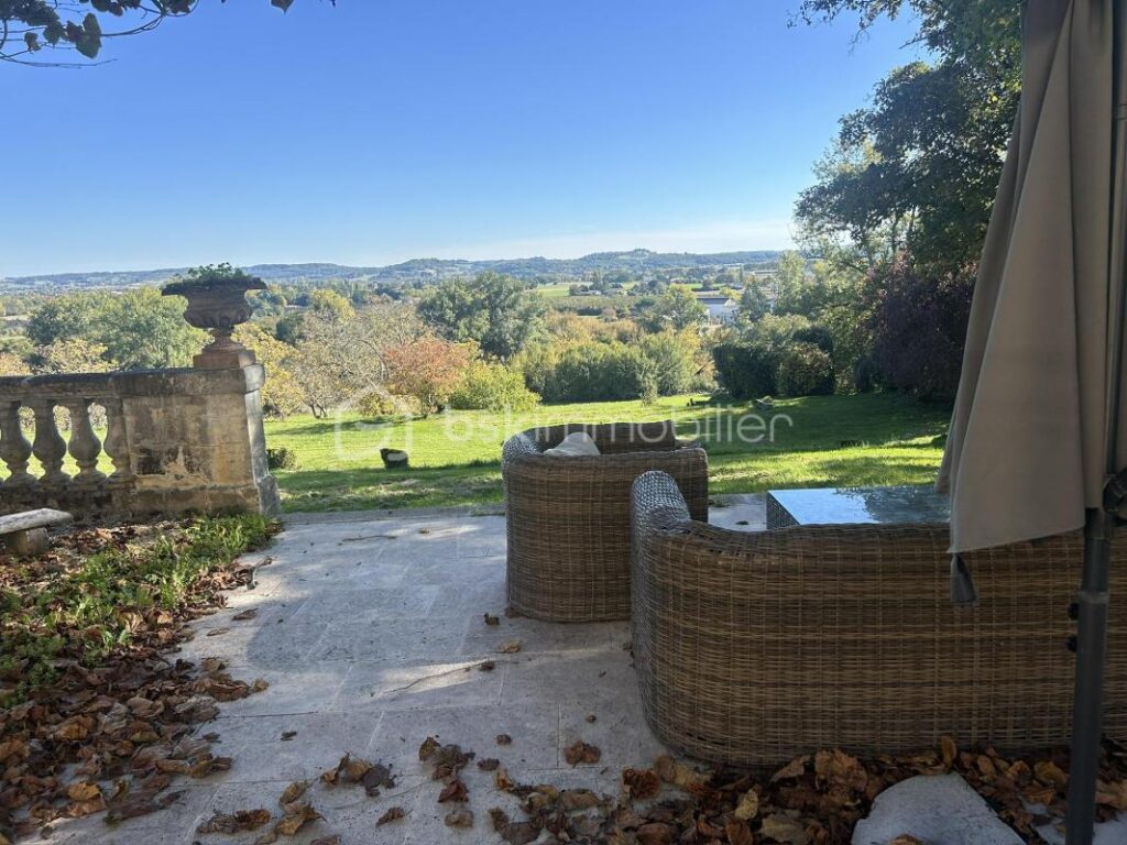 CHÂTEAU et SA MAISON de Gardien – VUE -TERRAIN – PISCINE – DÉPENDANCES – NR pièces – 12 chambres – 722 m²
