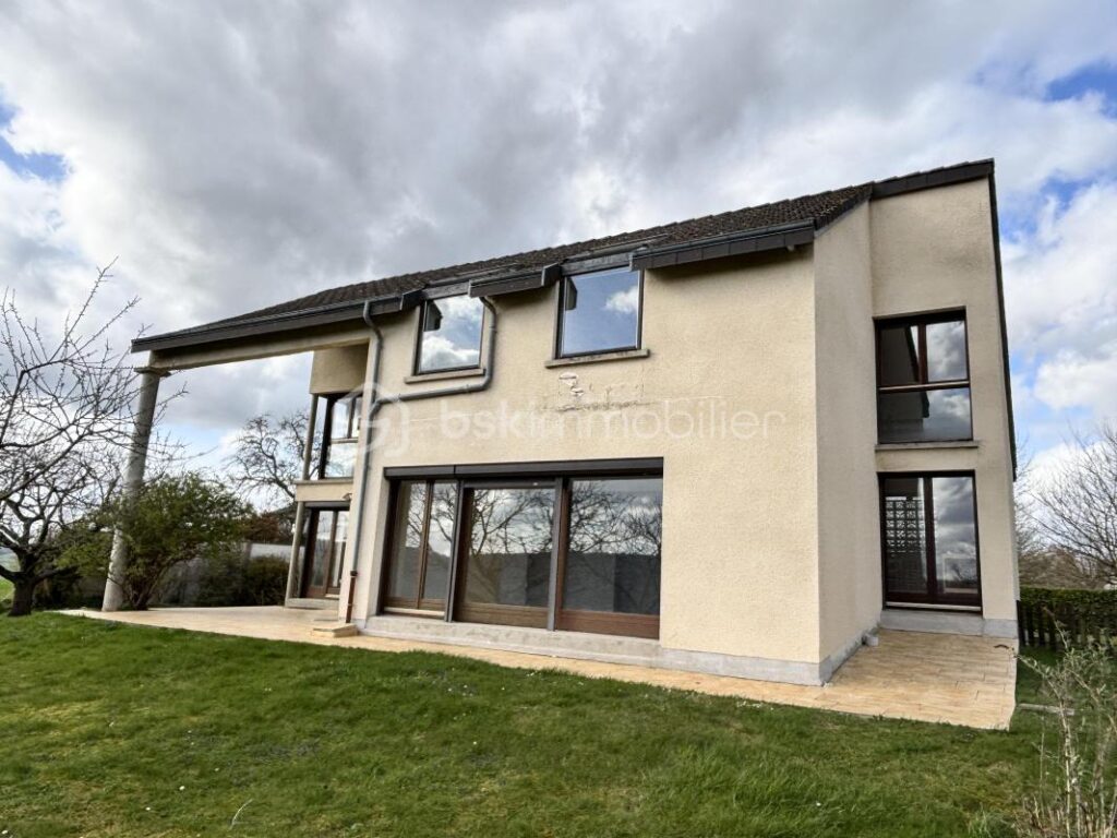 Belle maison T7 d’architecte à rafraîchir avec garage et jardin à Saint-Marceau – 7 pièces – 5 chambres – 165 m²