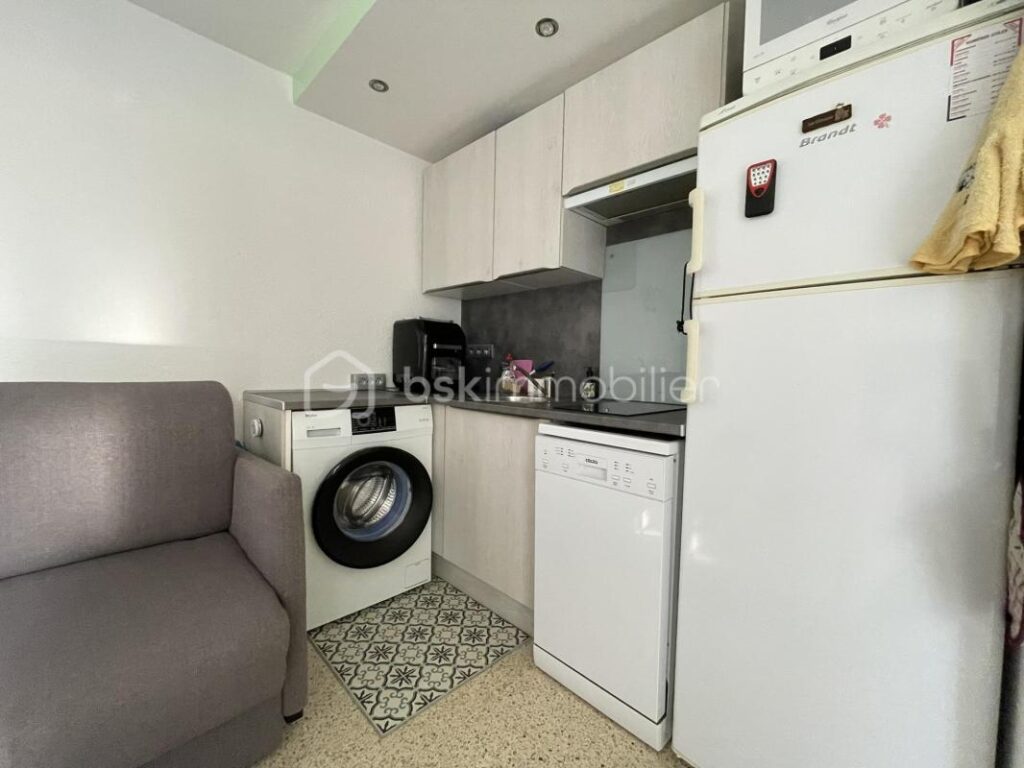 Studio meublé avec loggia fermée et parking – Rive Gauche – À 250 m de la plage – 1 pièce – NR chambres – 21 m²