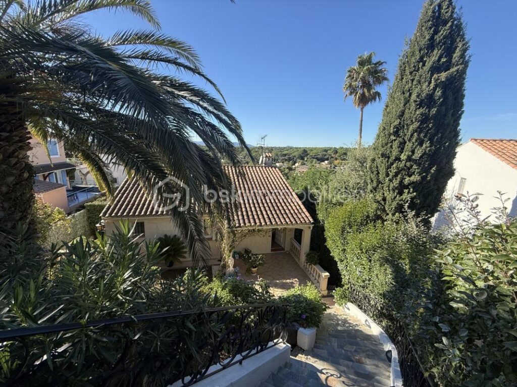 Maison avec vue sur le rocher de Roquebrune, quartier Valescure – 5 pièces – 3 chambres – 136 m²