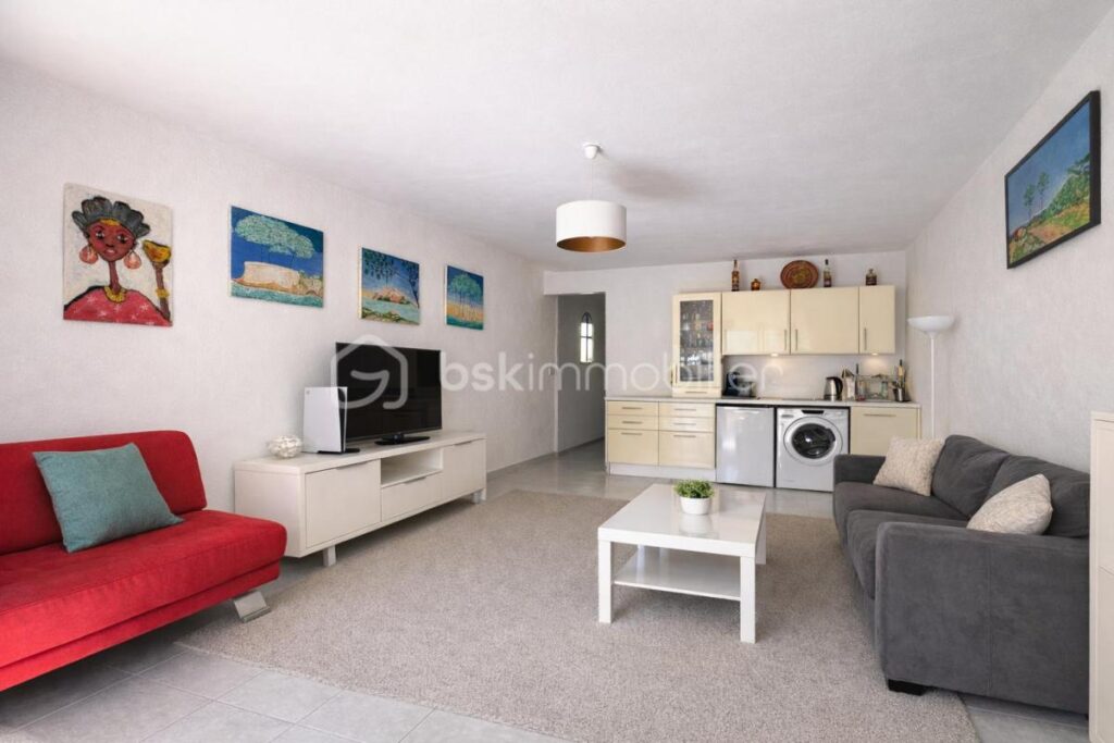 T3 lumineux avec parking, cave & piscine — Villeneuve-Loubet – 3 pièces – 2 chambres – 66 m²