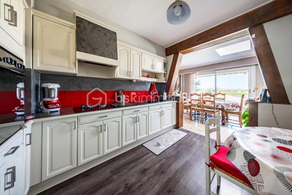 Charmante maison avec piscine à vendre – Idéalement située ! – 5 pièces – 4 chambres – 120 m²