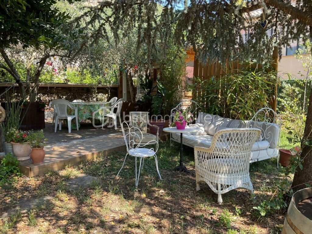 Magnifique demeure et ses dépendances située sur un terrain entretenu et joliment arboré – 6 pièces – 4 chambres – 154 m²