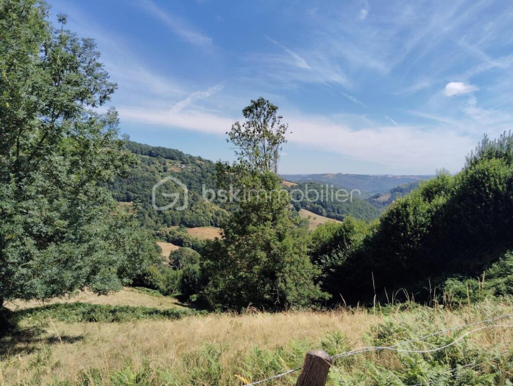 EXCEPTIONNEL ! POINT DE VUE/ESPACE/TRANQUILITE. Ancienne ferme de 1710, 275 m2 habitables, 10 chambres, 2.7 ha et de nombreuses dépendances – 11 pièces – 10 chambres – 275 m²