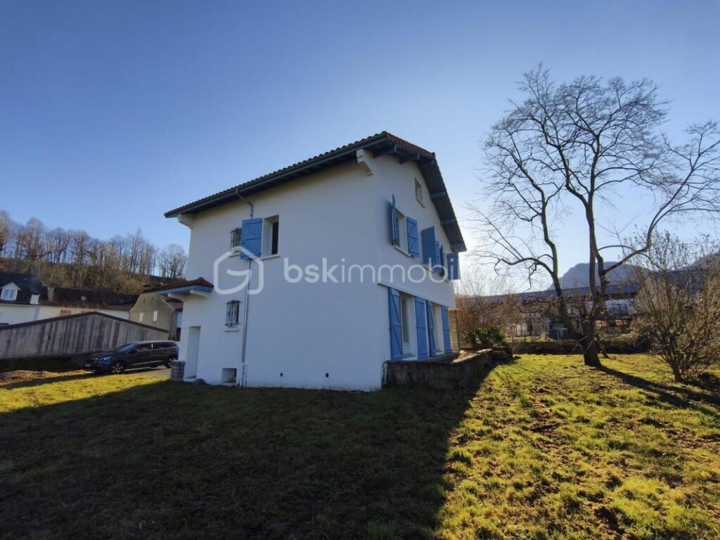 Maison familiale, grand terrain avec vue au cœur d’Arette – 6 pièces – 4 chambres – 160 m²