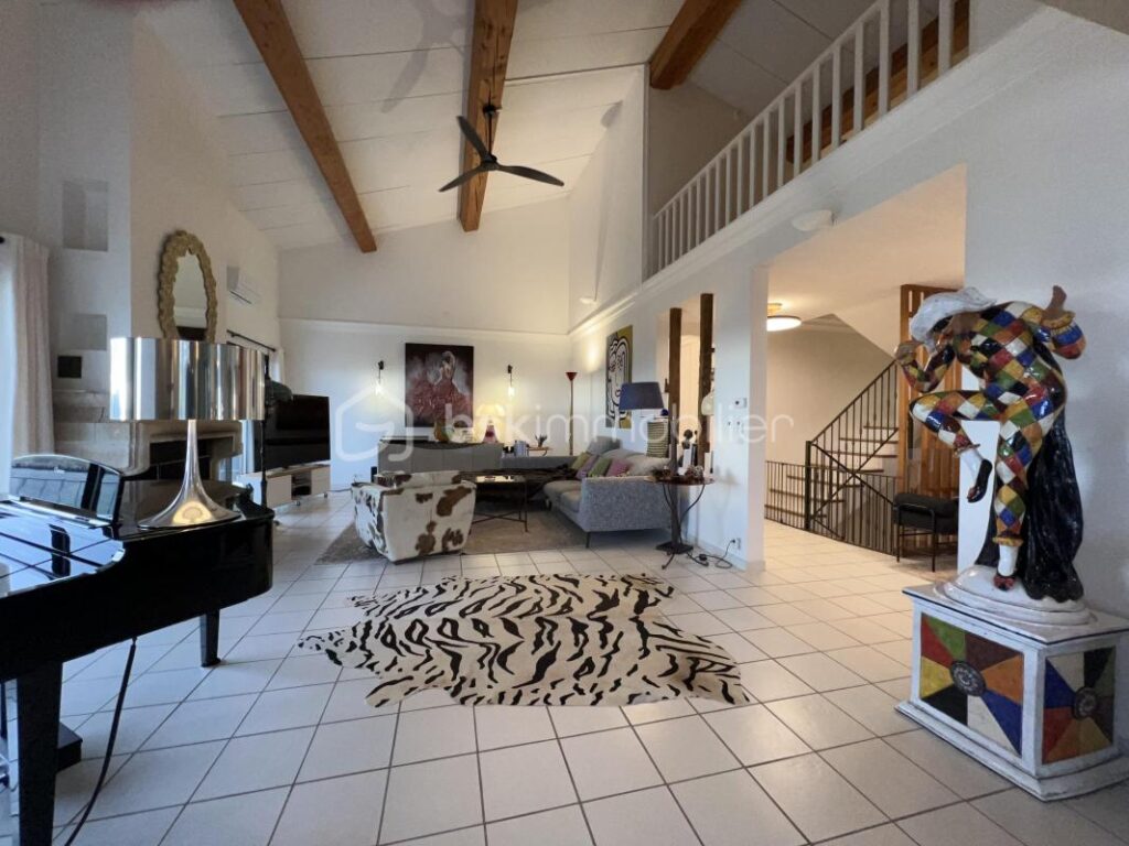 🌊 Villa d’Exception avec Vue Mer à Agay – 260 m² habitables | 1370 m² de terrain 🌴 – 8 pièces – 5 chambres – 260 m²