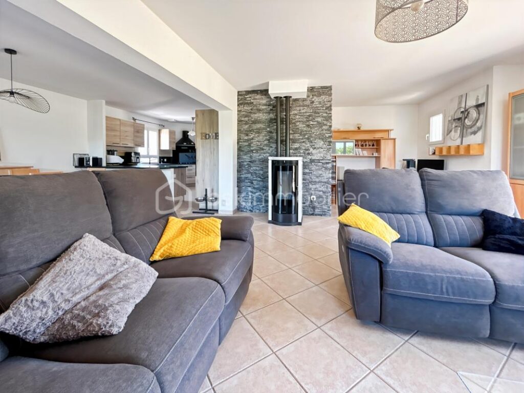 Maison familiale avec 5 chambres, véranda, jardin et prestations modernes – Proche gare de Sens – 7 pièces – 5 chambres – 179 m²