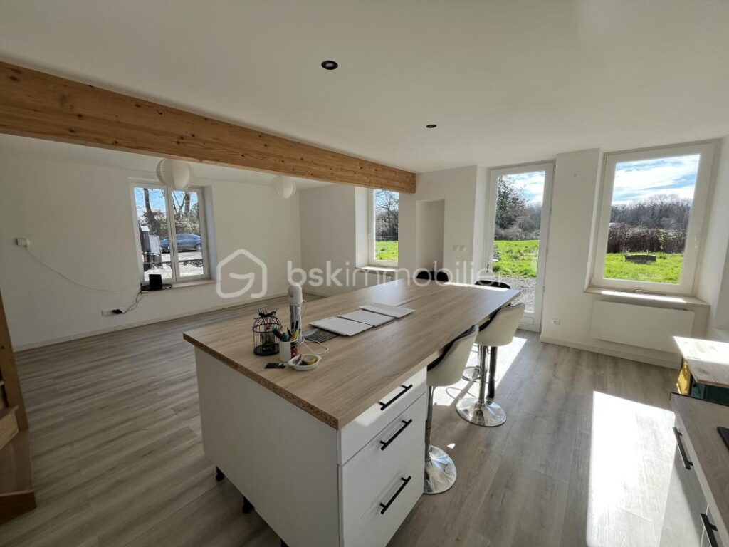 Superbe maison de campagne fraîchement rénovée sur son magnifique terrain au cœur de la forêt – 4 pièces – 2 chambres – 90 m²