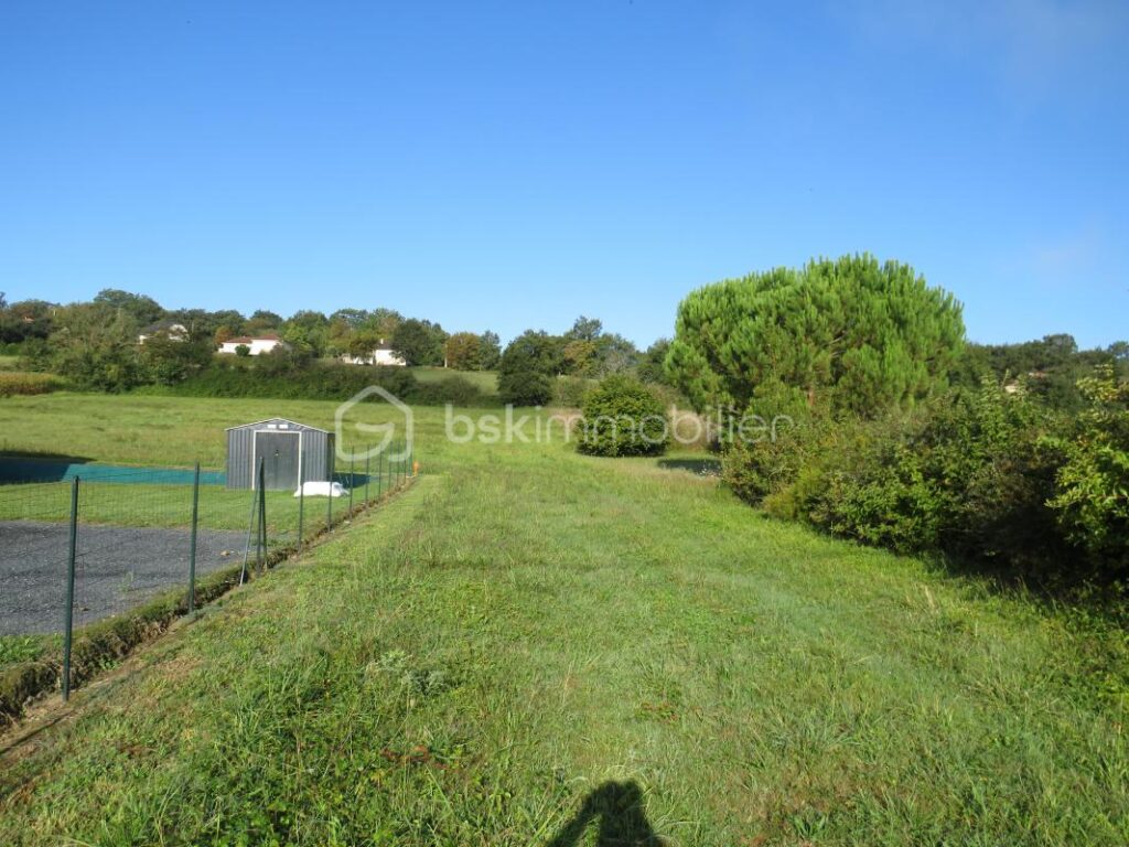 Terrain constructible de 2150 m² environ au calme avec vue dominante – NR pièces – NR chambres – 2143 m²