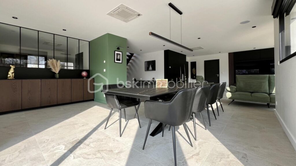 Maison cubique individuelle avec piscine – 7 pièces – 4 chambres – 245 m²