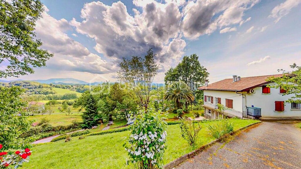 Maison sur 3 niveaux en position dominante – Vue sur les montagnes – 10 pièces – 7 chambres – 240 m²