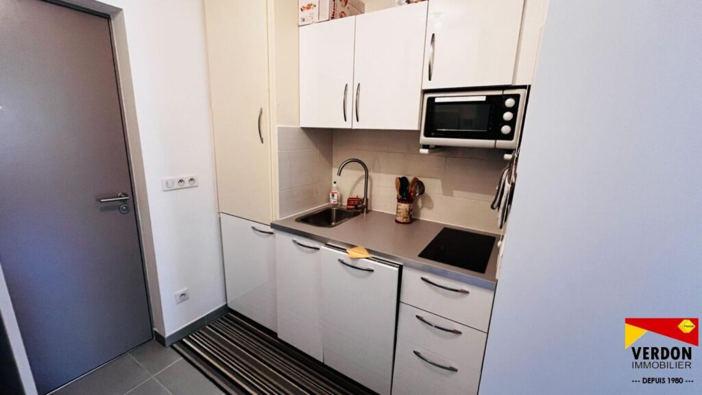 Beau studio cabine avec vaste terrasse, garage fermé et parking extérieur – 2 pièces – 1 chambre – 25 m²