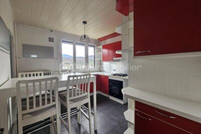 T3 lumineux en étage élevé avec balcon, vue dégagée et place de parking privative – 4 pièces – 3 chambres – 72 m²