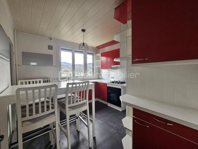 T3 lumineux en étage élevé avec balcon, vue dégagée et place de parking privative – 4 pièces – 3 chambres – 72 m²